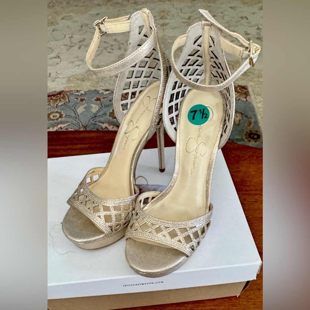 NWB Jessica Simpson Herora Embellished Gold Platform Sandals Sz 7.5 Heel 4.5”
